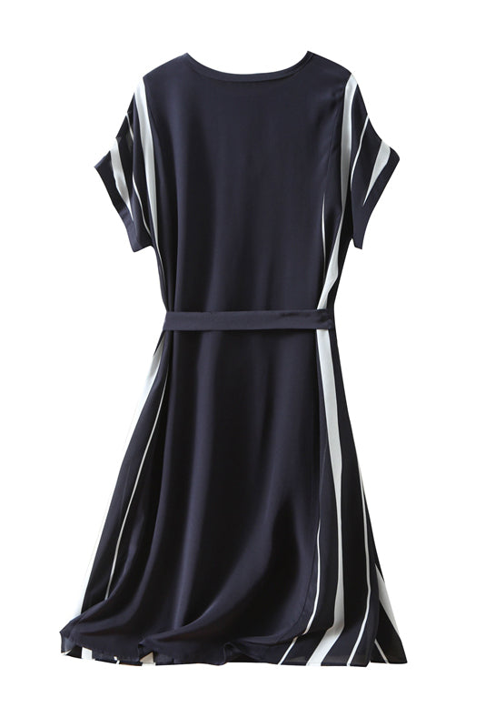 Elegantes Kleid mit seitlichem Streifen und Gürtel