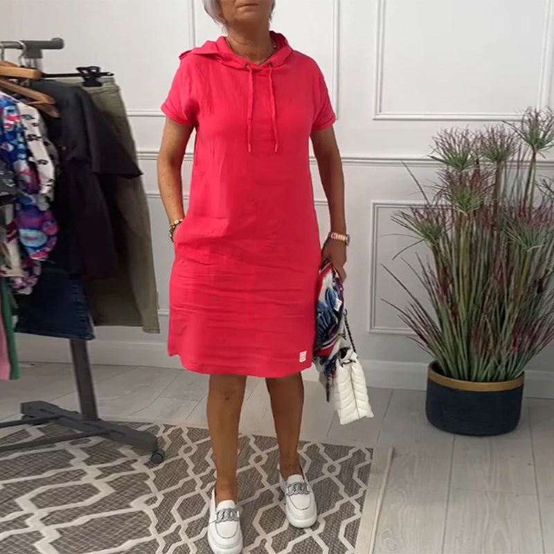 Lässiges Kleid mit Kapuze und kurzen Ärmeln