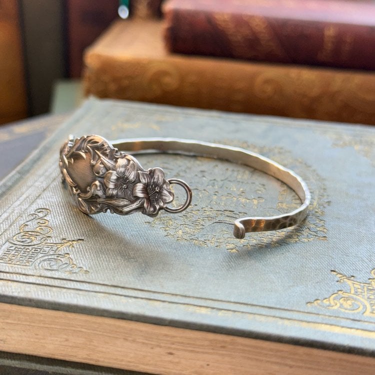 FloraCharm – Oldtimer Armband Aus Silber Mit Blumengravur