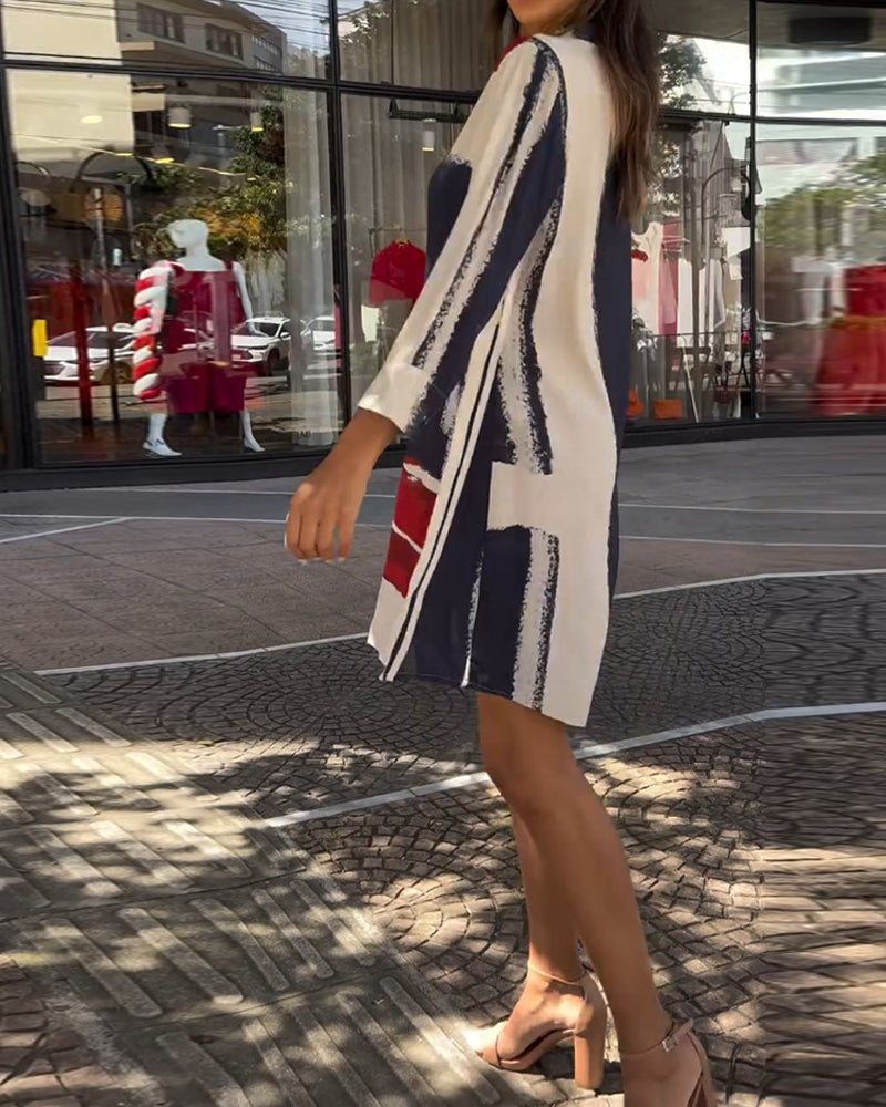 Kleid mit Revers und Drucken und Schlitzen