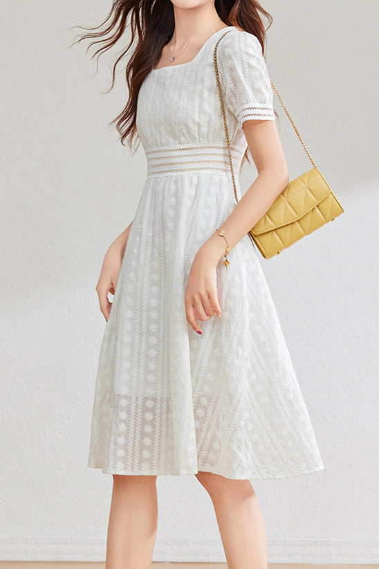 Kleid mit französischer Spitze und quadratischem Ausschnitt