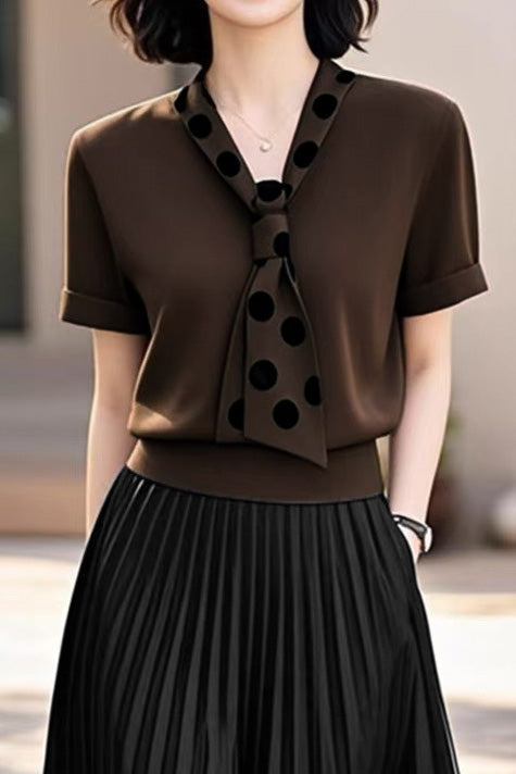Elegantes Polka-Dot-Krawattenoberteil und Faltenrock-Set