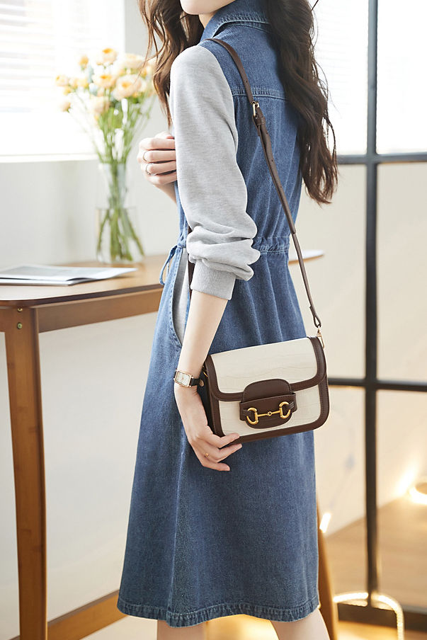 Lässiges, denim-spliced Kleid