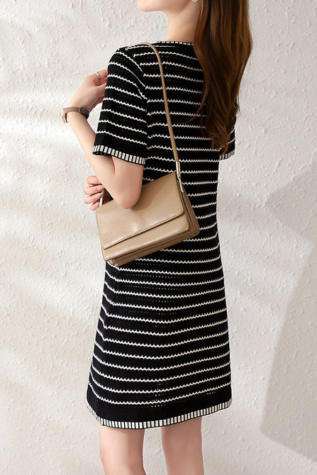 Gestreiftes Strick-A-Linien-Kleid