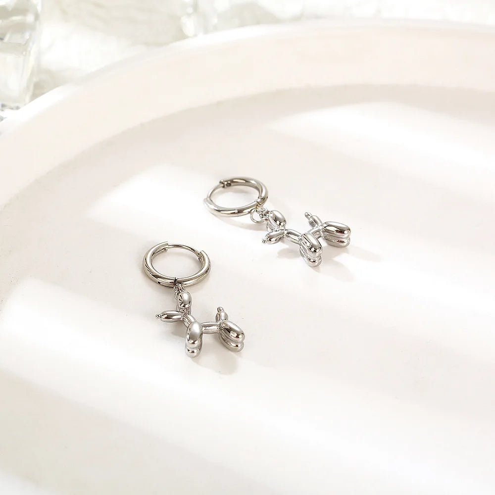 Goldene Huggie-Ohrringe mit Mini-Ballonhund-Anhänger