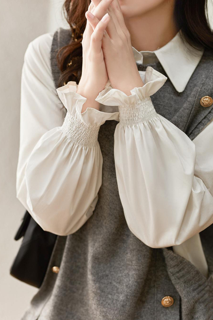 Zweiteiliges Set, gestrickte Weste mit runder Knopfdekoration + Shirt mit Rüschensaum und Rüschennähten