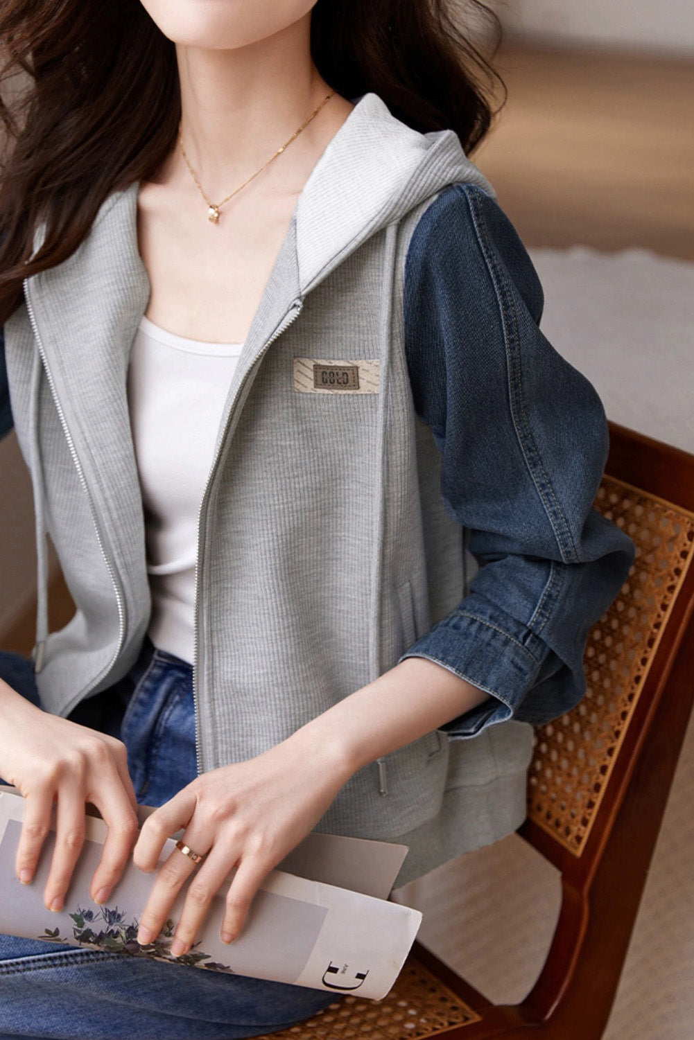 Kapuzensweatjacke aus Denim mit Kontrast