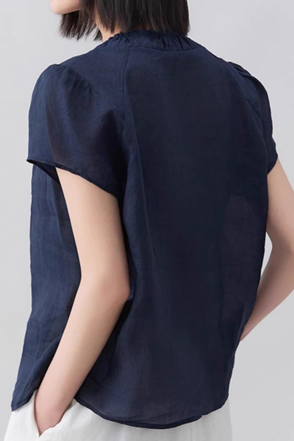 Lässiges V-Ausschnitt, gathered lockeres Hemd.