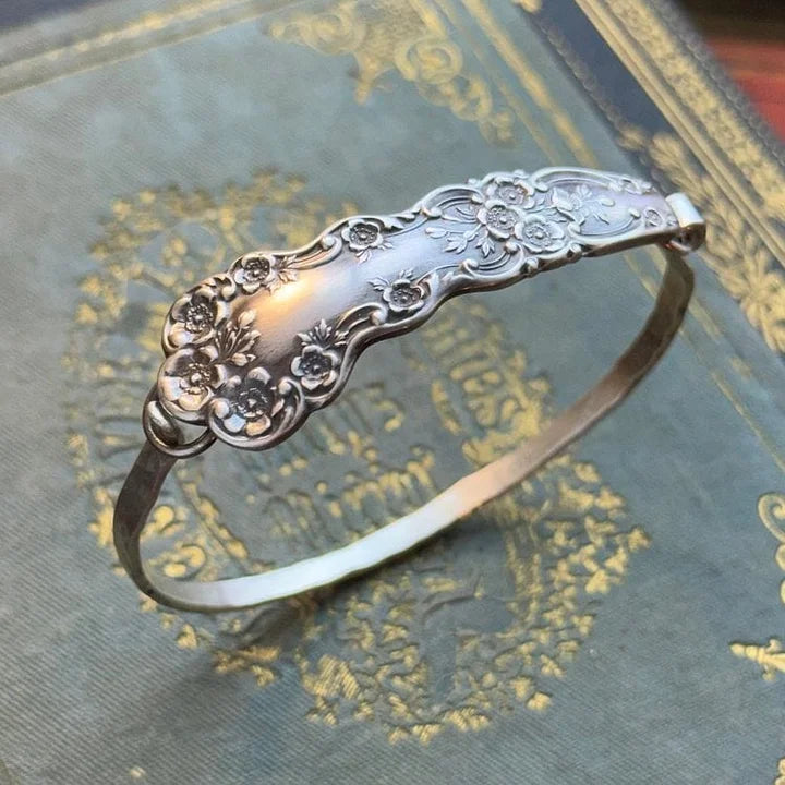 FloraCharm – Oldtimer Armband Aus Silber Mit Blumengravur