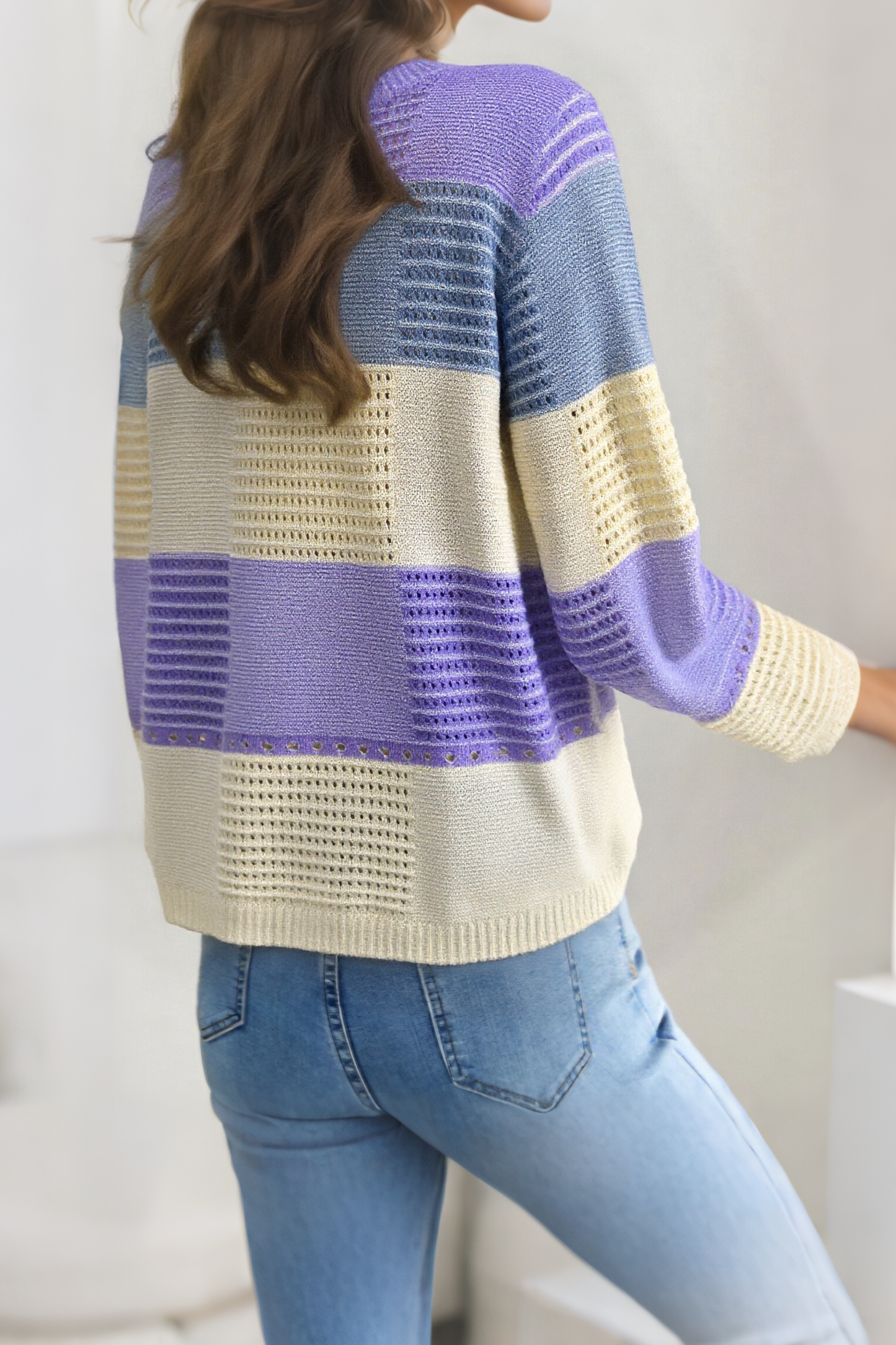 Farbblockiertes, lockeres, gestreiftes, ausgeschnittenes Langarm-Stricktop