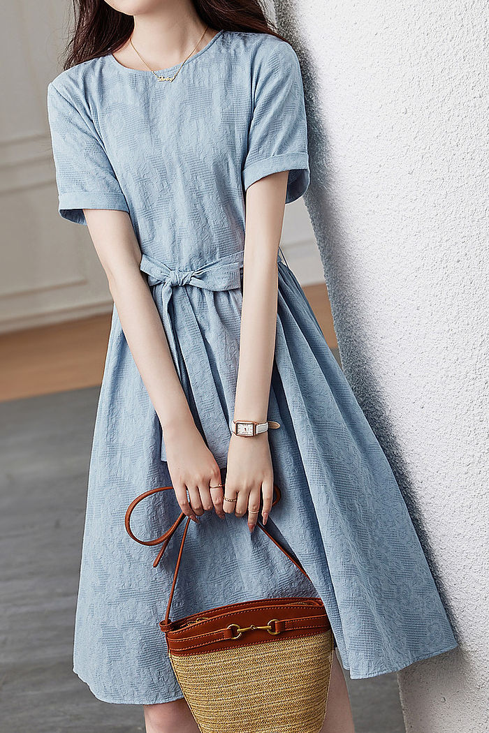 Strukturierte lässige Bindekleid