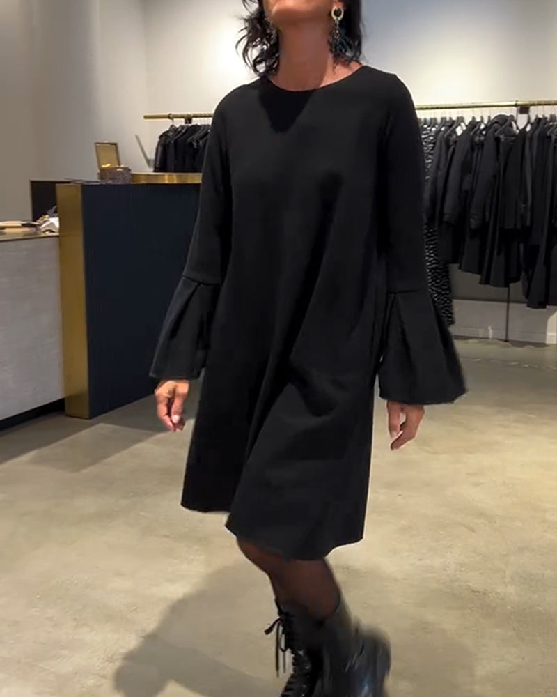 Einfarbiges Kleid mit Ausgestellten Ärmeln und Raffung