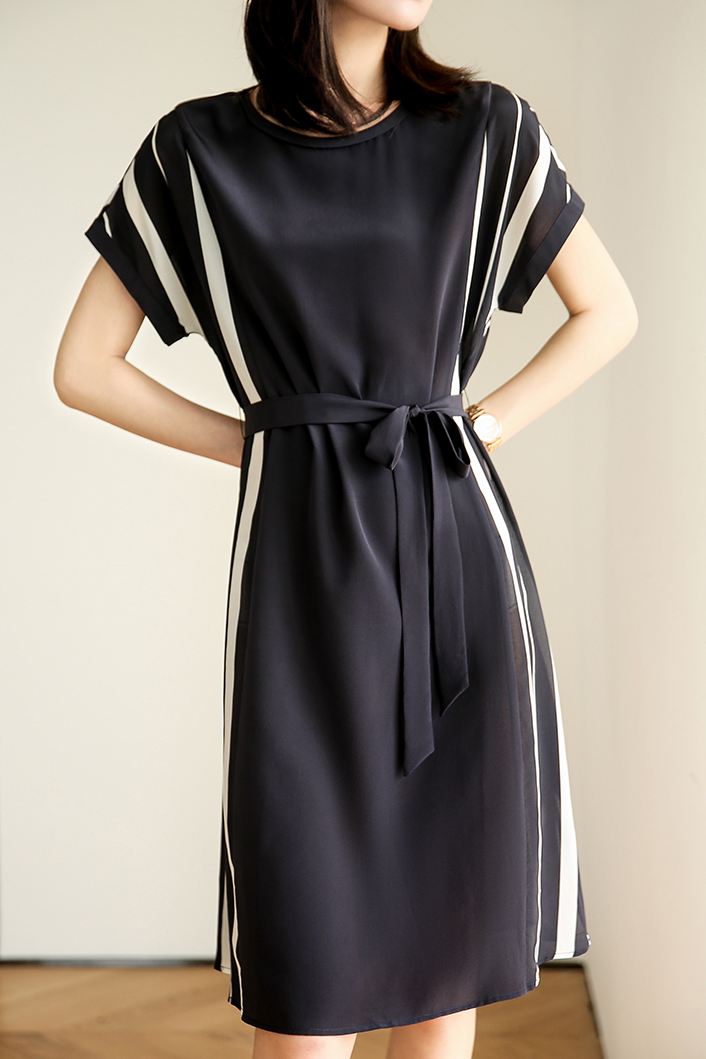 Elegantes Kleid mit seitlichem Streifen und Gürtel