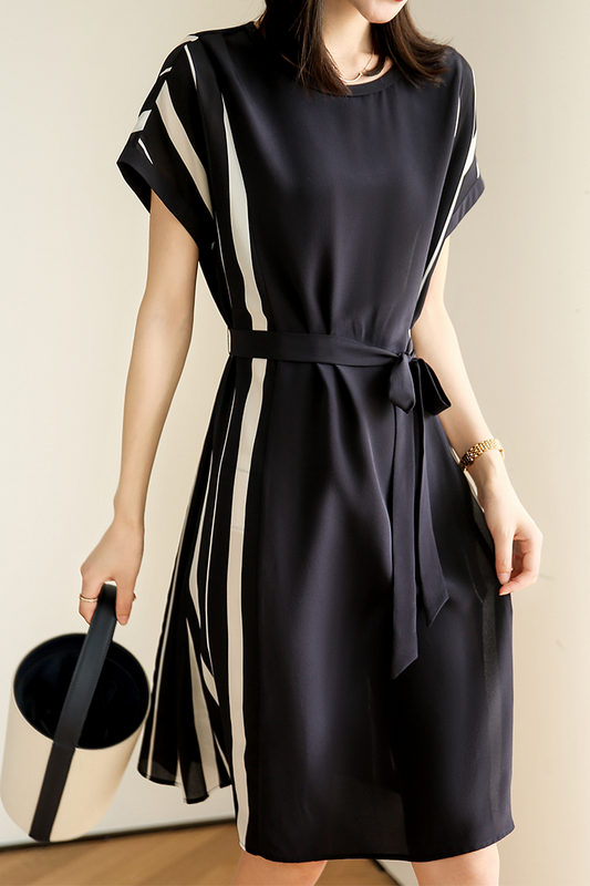 Elegantes Kleid mit seitlichem Streifen und Gürtel