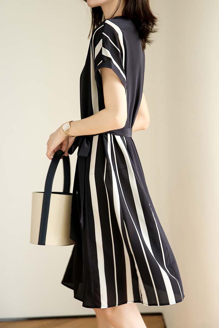 Elegantes Kleid mit seitlichem Streifen und Gürtel