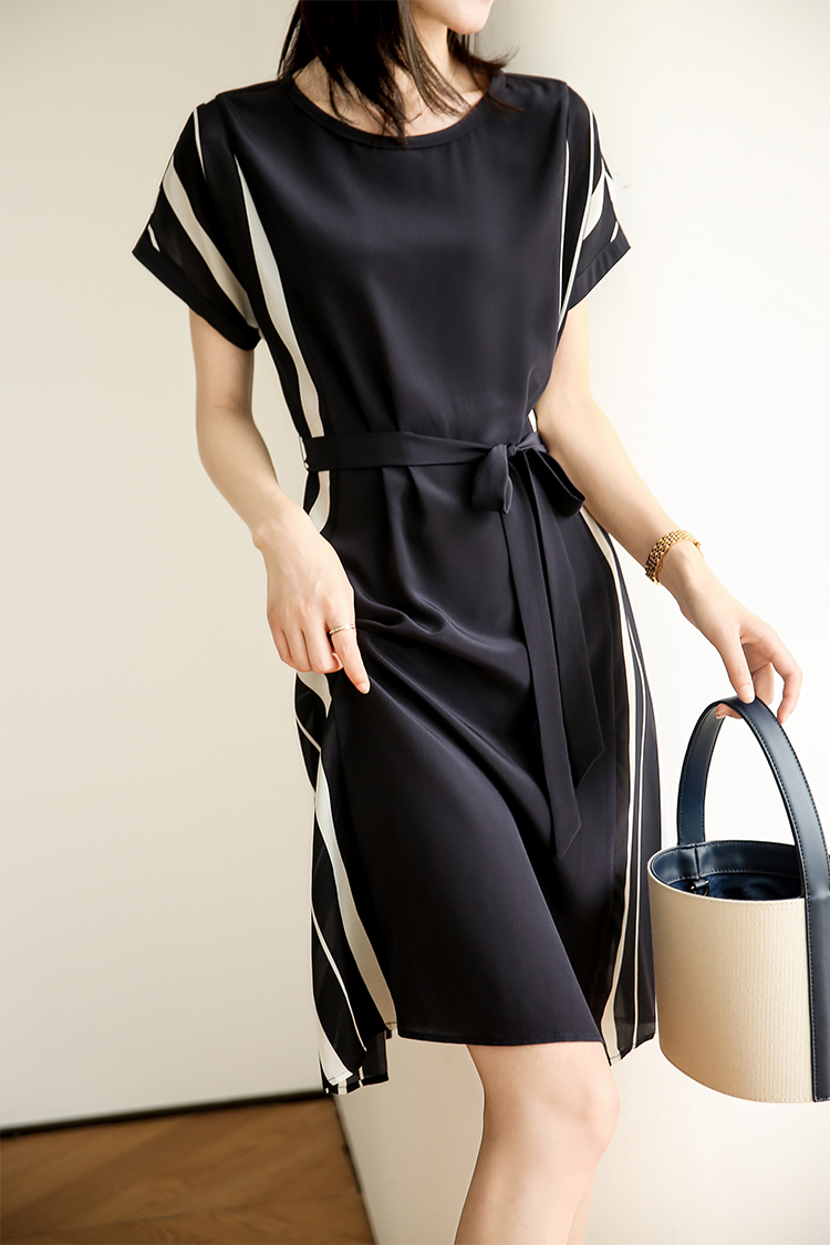 Elegantes Kleid mit seitlichem Streifen und Gürtel