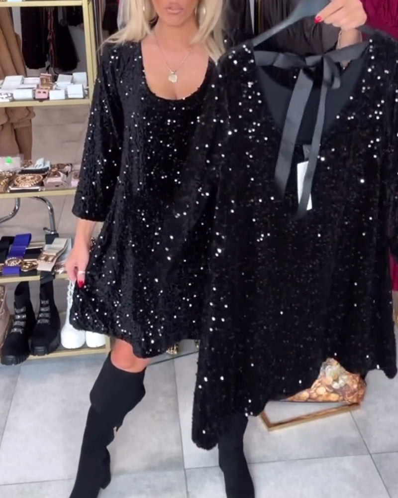 Glitzerndes Samtkleid mit weitem Ausschnitt