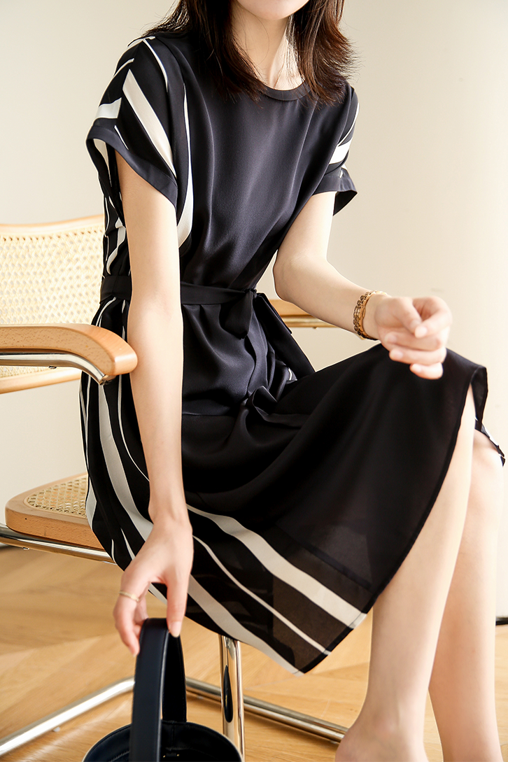 Elegantes Kleid mit seitlichem Streifen und Gürtel