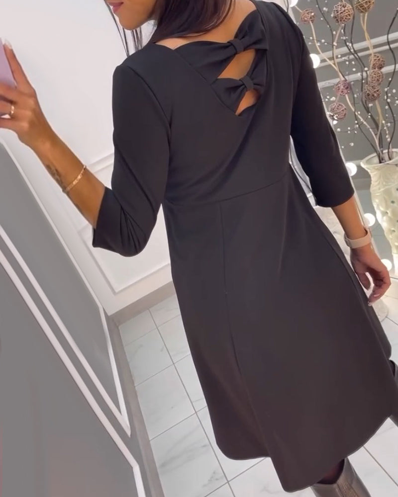 Einfarbiges Kleid mit Schleife am Rücken
