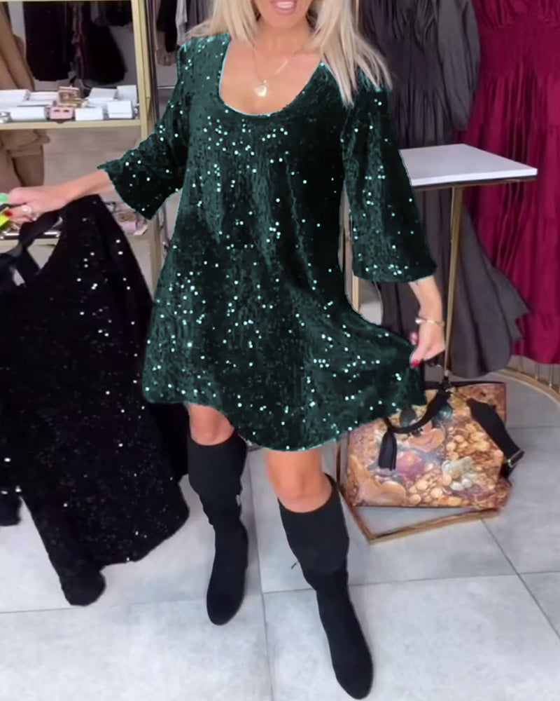 Glitzerndes Samtkleid mit weitem Ausschnitt