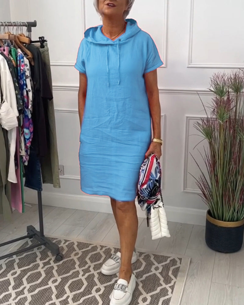 Lässiges Kleid mit Kapuze und kurzen Ärmeln