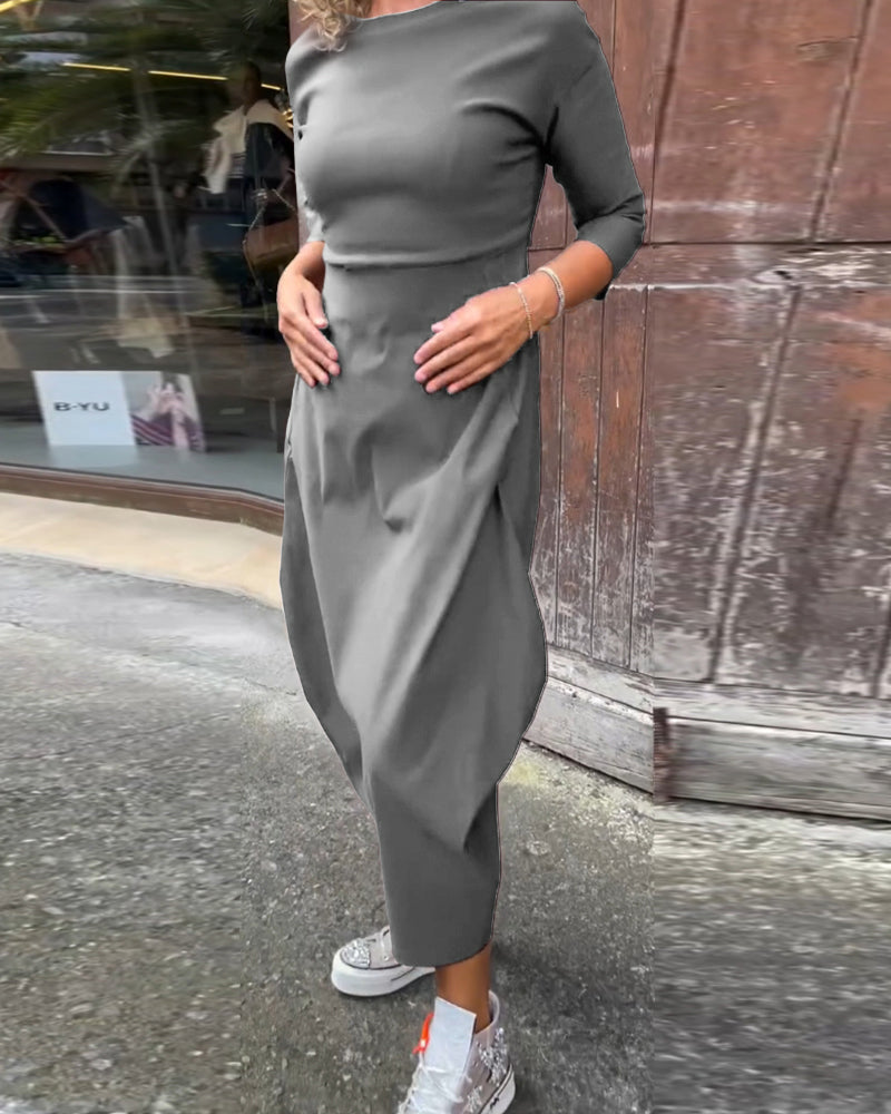 Einfaches elegantes Kleid mit langen Ärmeln und einfarbiger Tasche