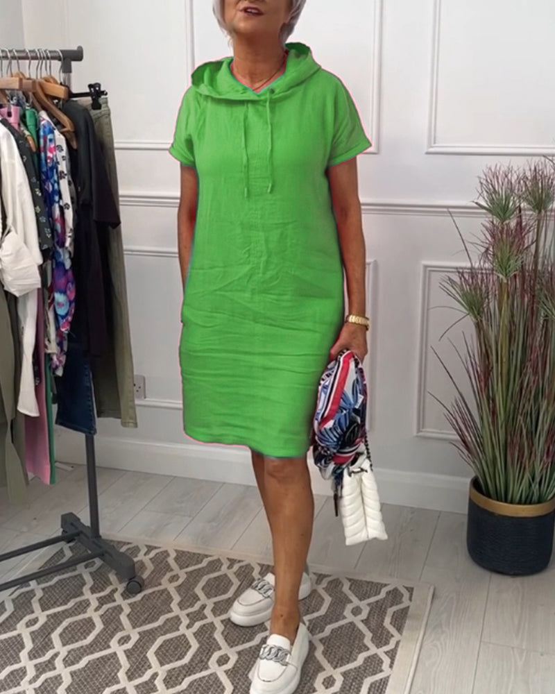 Lässiges Kleid mit Kapuze und kurzen Ärmeln