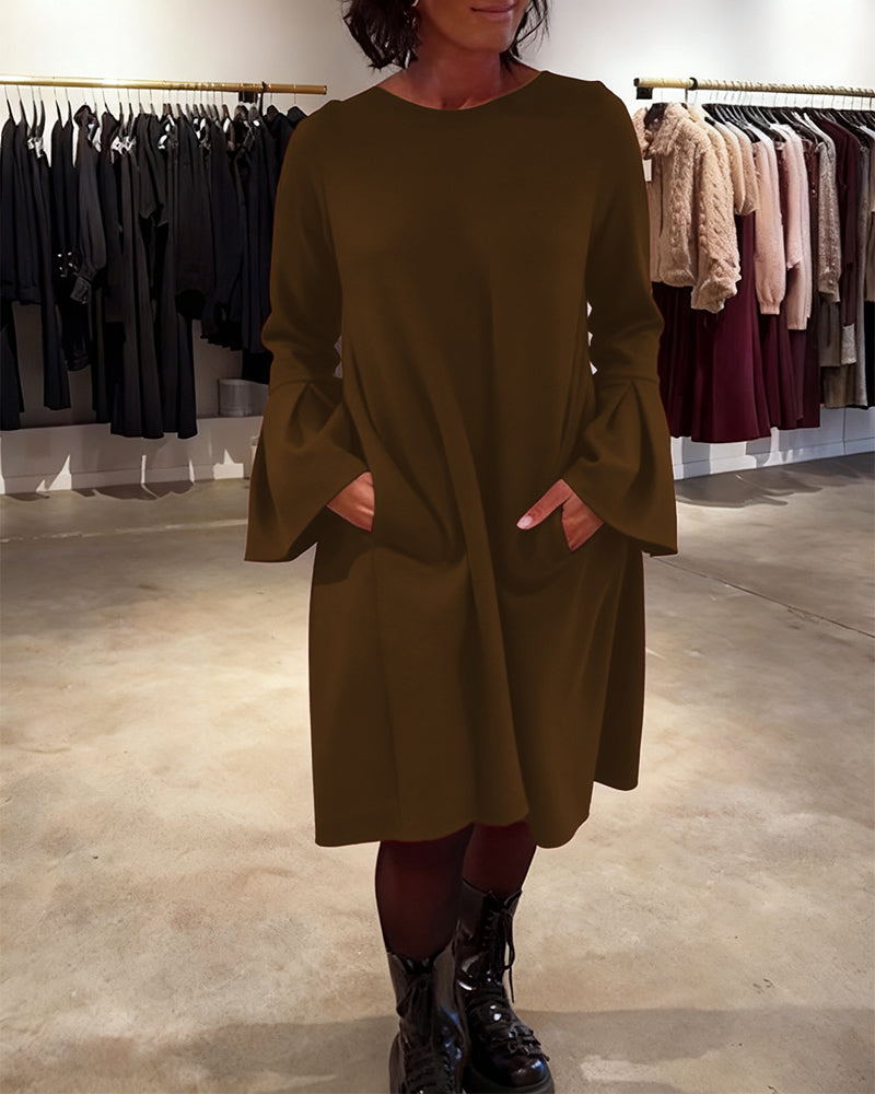 Einfarbiges Kleid mit Ausgestellten Ärmeln und Raffung