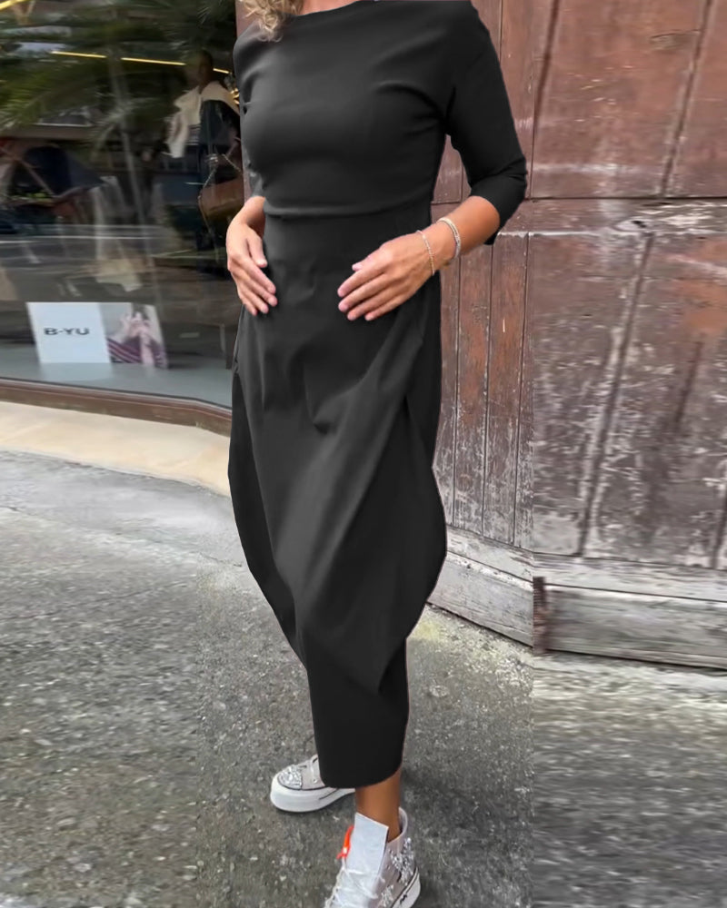 Einfaches elegantes Kleid mit langen Ärmeln und einfarbiger Tasche