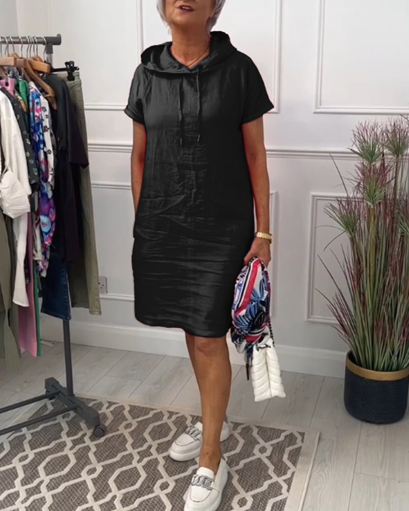 Lässiges Kleid mit Kapuze und kurzen Ärmeln