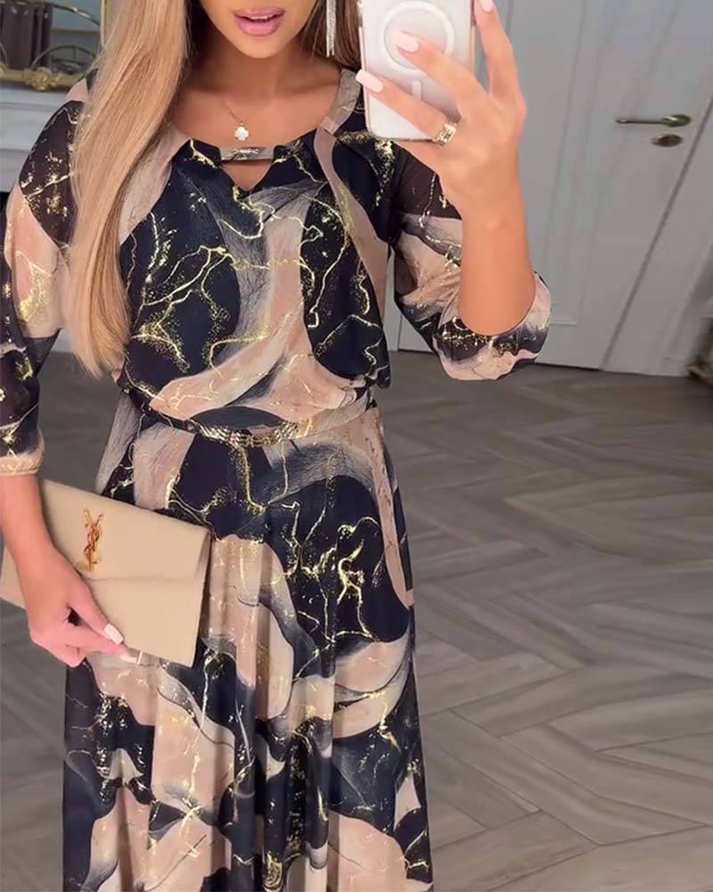 Elegantes Druckkleid mit Dreiviertelärmeln