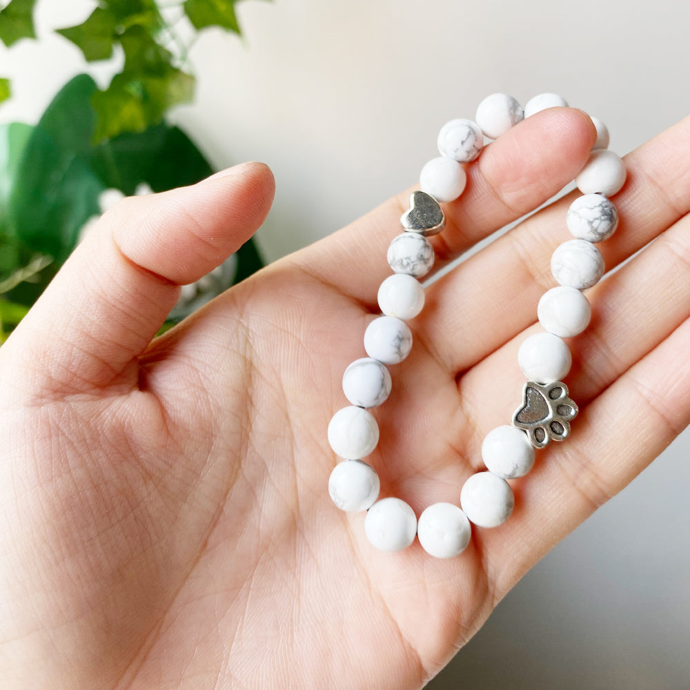 Armband aus Naturstein mit Pfoten- und Herzanhänger – Handgefertigtes Design