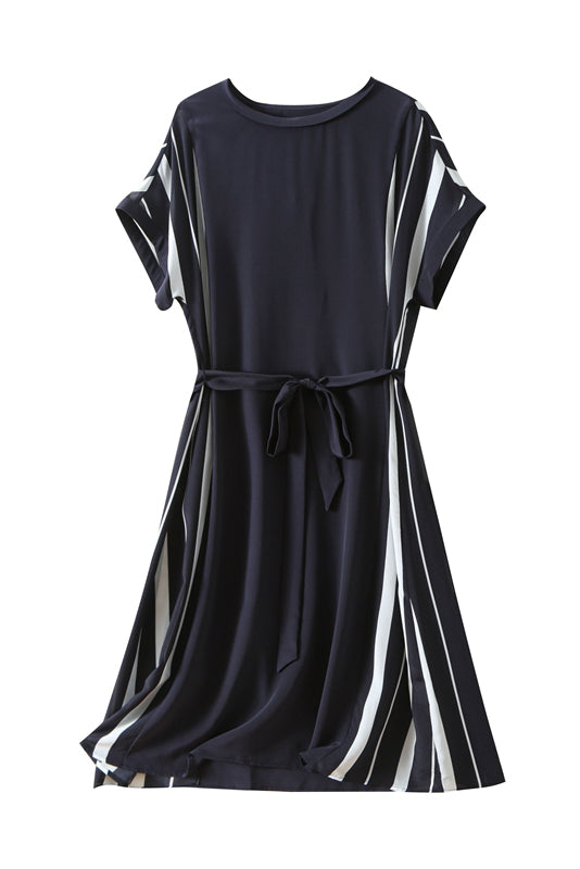 Elegantes Kleid mit seitlichem Streifen und Gürtel