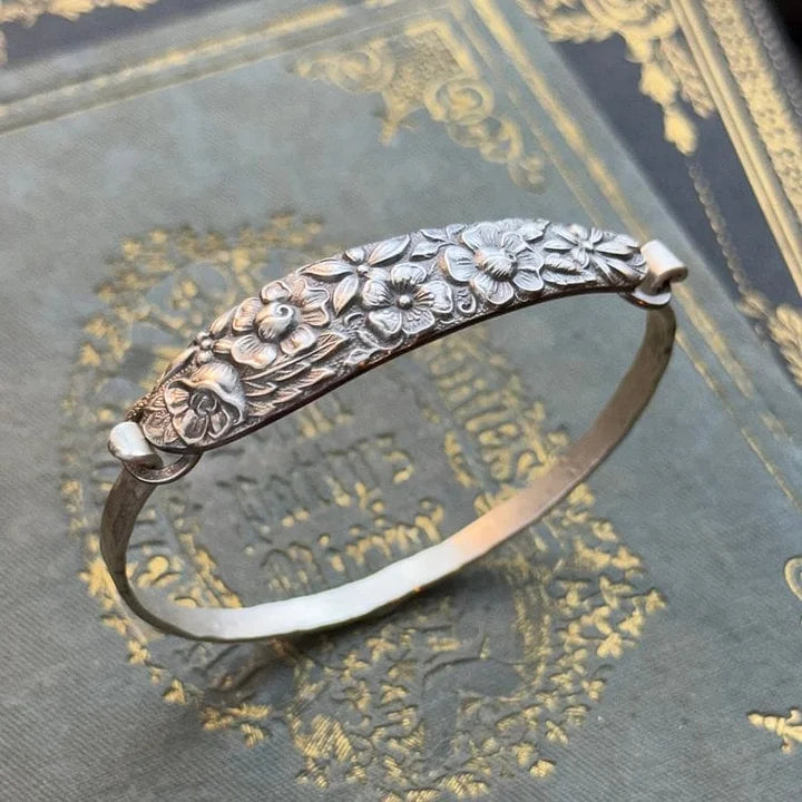 FloraCharm – Oldtimer Armband Aus Silber Mit Blumengravur