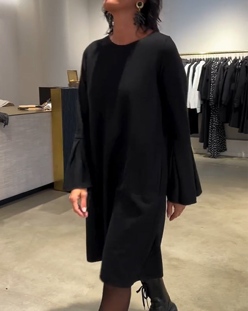 Einfarbiges Kleid mit Ausgestellten Ärmeln und Raffung