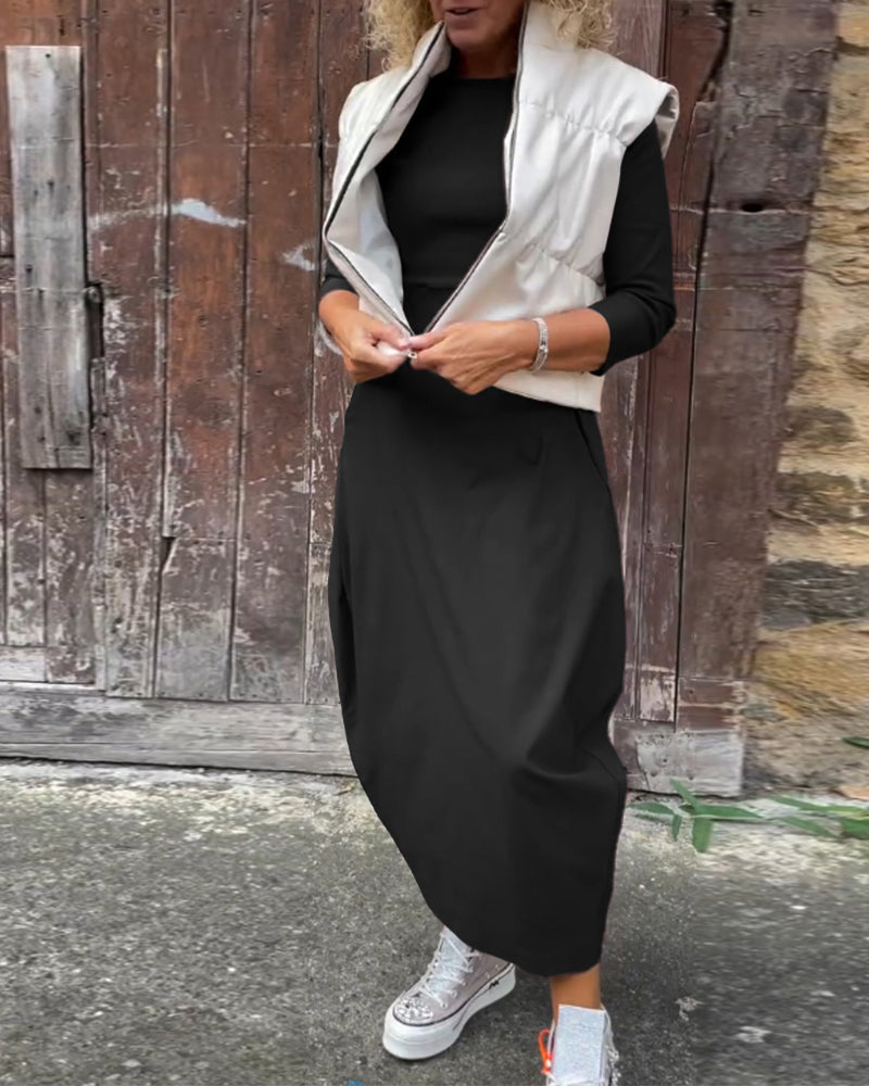 Einfaches elegantes Kleid mit langen Ärmeln und einfarbiger Tasche