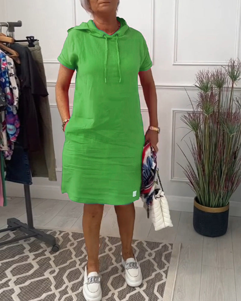 Lässiges Kleid mit Kapuze und kurzen Ärmeln