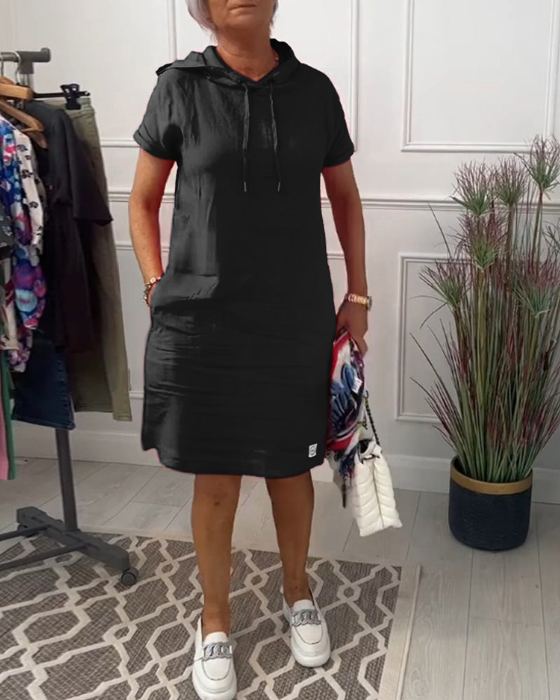 Lässiges Kleid mit Kapuze und kurzen Ärmeln