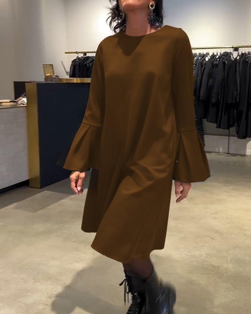 Einfarbiges Kleid mit Ausgestellten Ärmeln und Raffung