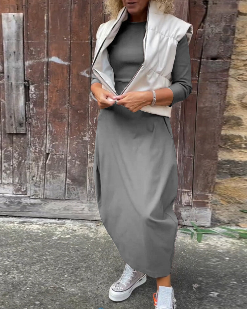 Einfaches elegantes Kleid mit langen Ärmeln und einfarbiger Tasche