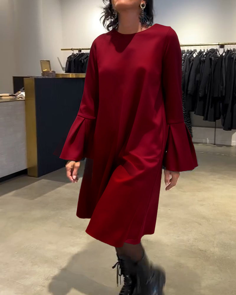 Einfarbiges Kleid mit Ausgestellten Ärmeln und Raffung