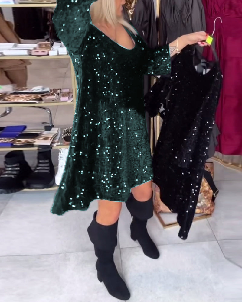 Glitzerndes Samtkleid mit weitem Ausschnitt