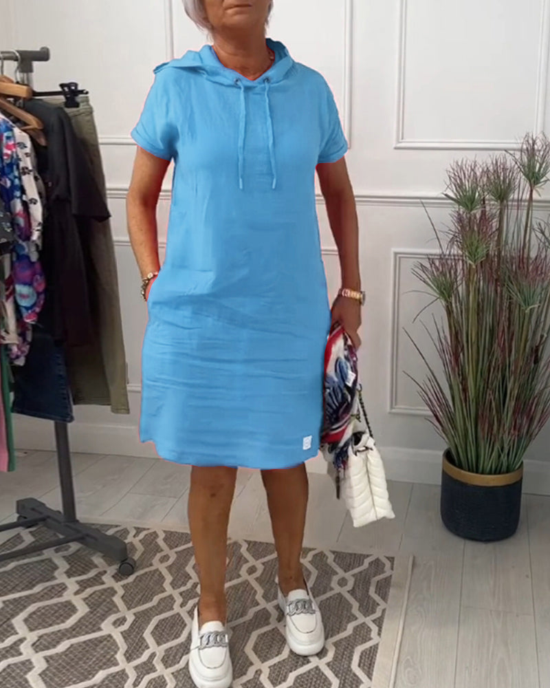 Lässiges Kleid mit Kapuze und kurzen Ärmeln