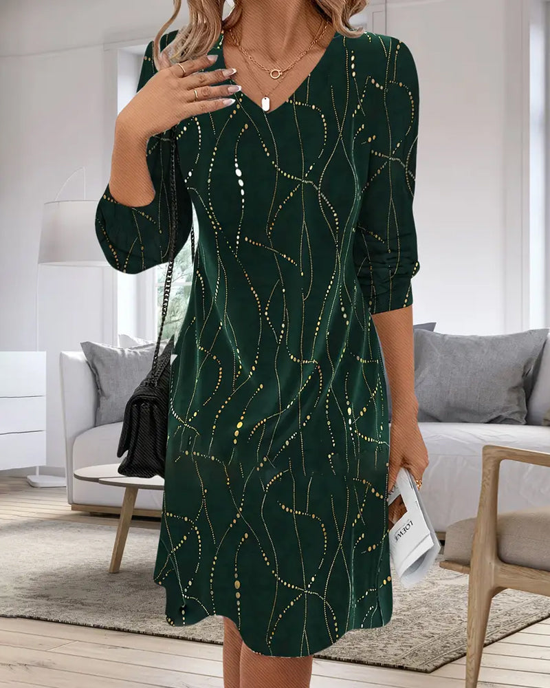 Kleid mit V-Ausschnitt und linearem Druck