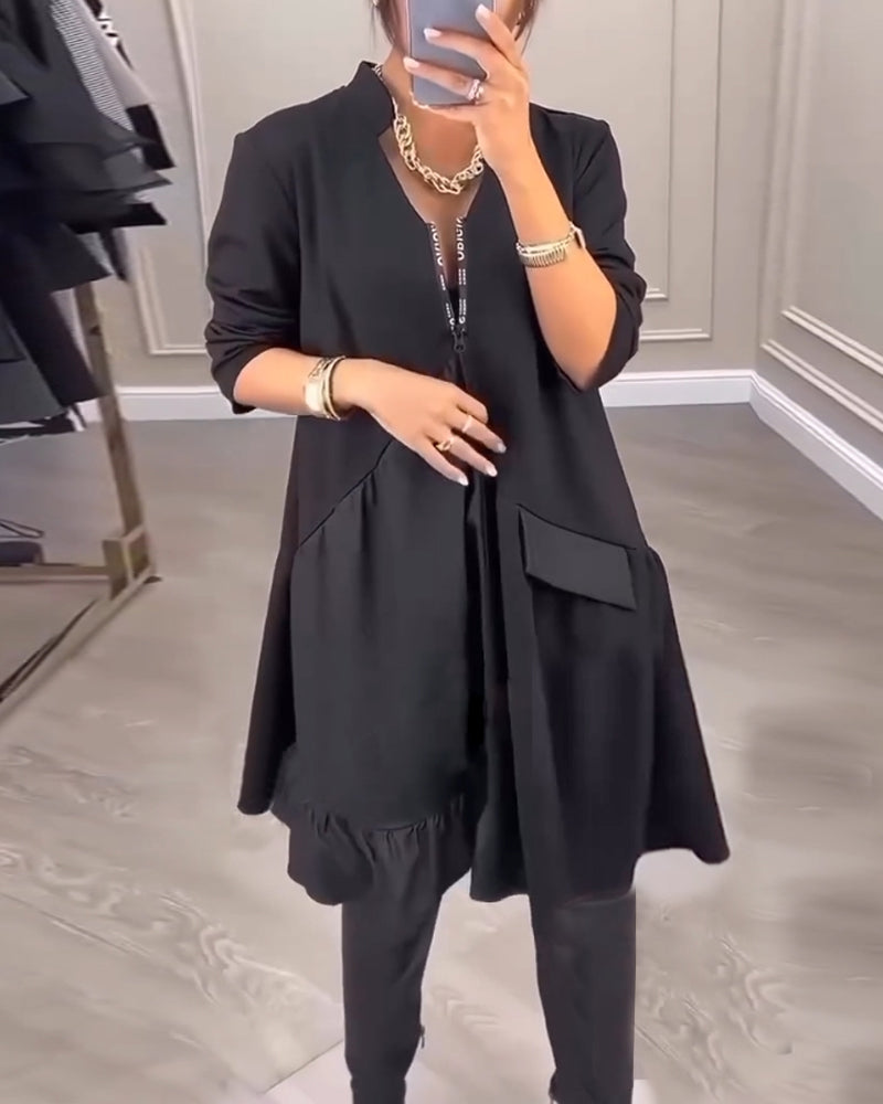 Kleid im künstlerischen Stil mit V-Ausschnitt