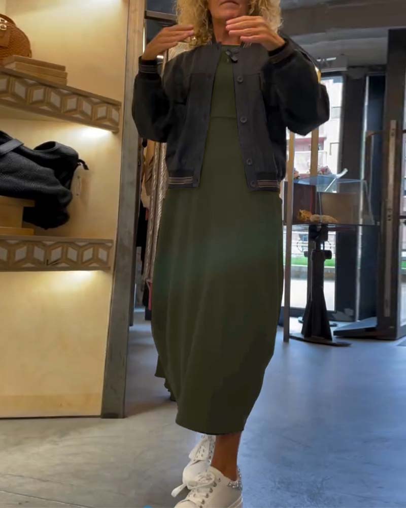 Einfarbiges Kleid mit Rundhalsausschnitt, langen Ärmeln und Tasche