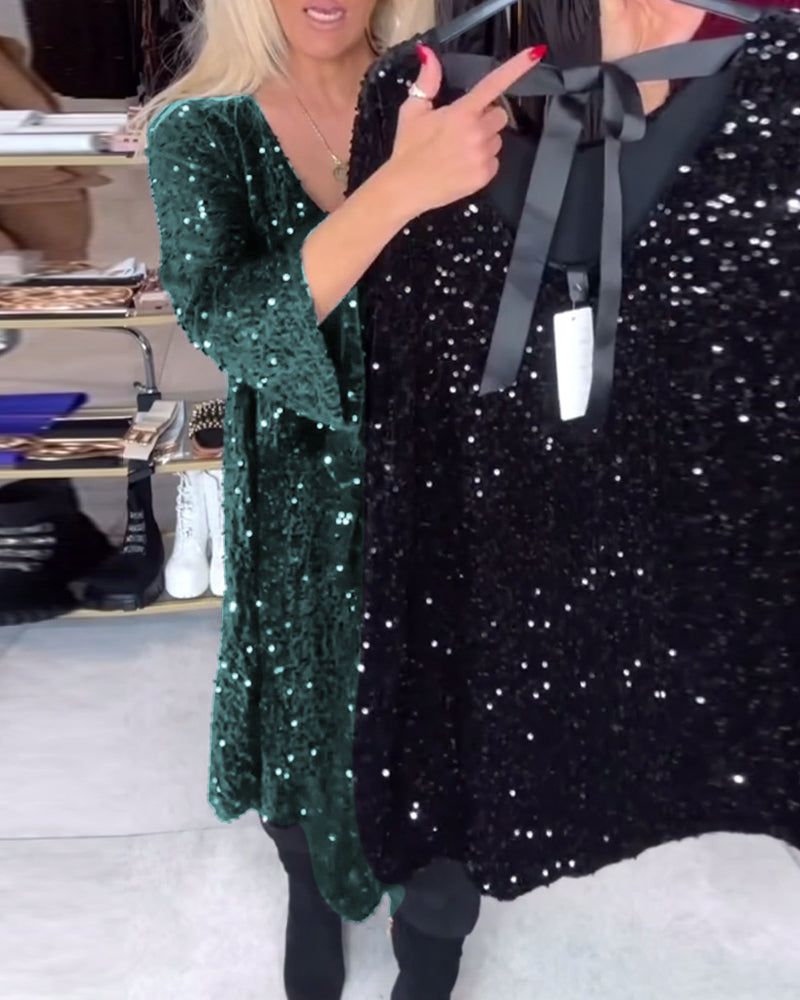 Glitzerndes Samtkleid mit weitem Ausschnitt