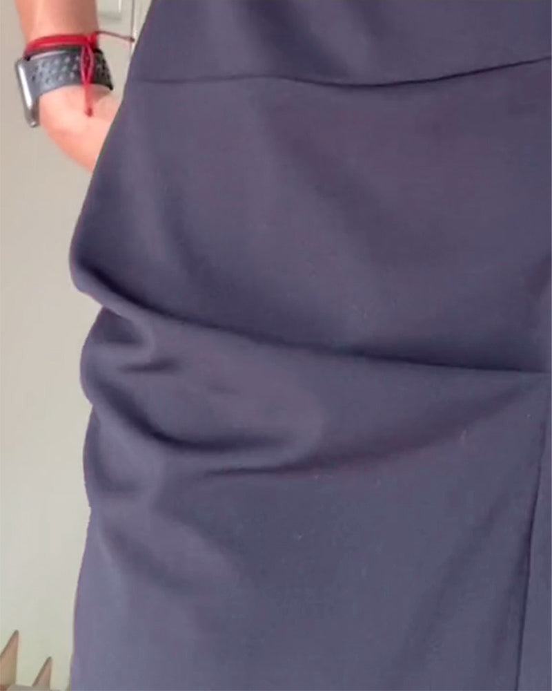 Elegantes, plissiertes Kleid mit Rundhalsausschnitt in einfarbig