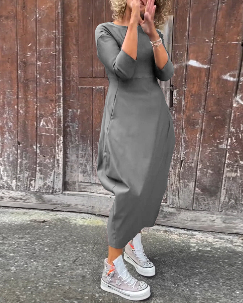 Einfaches elegantes Kleid mit langen Ärmeln und einfarbiger Tasche