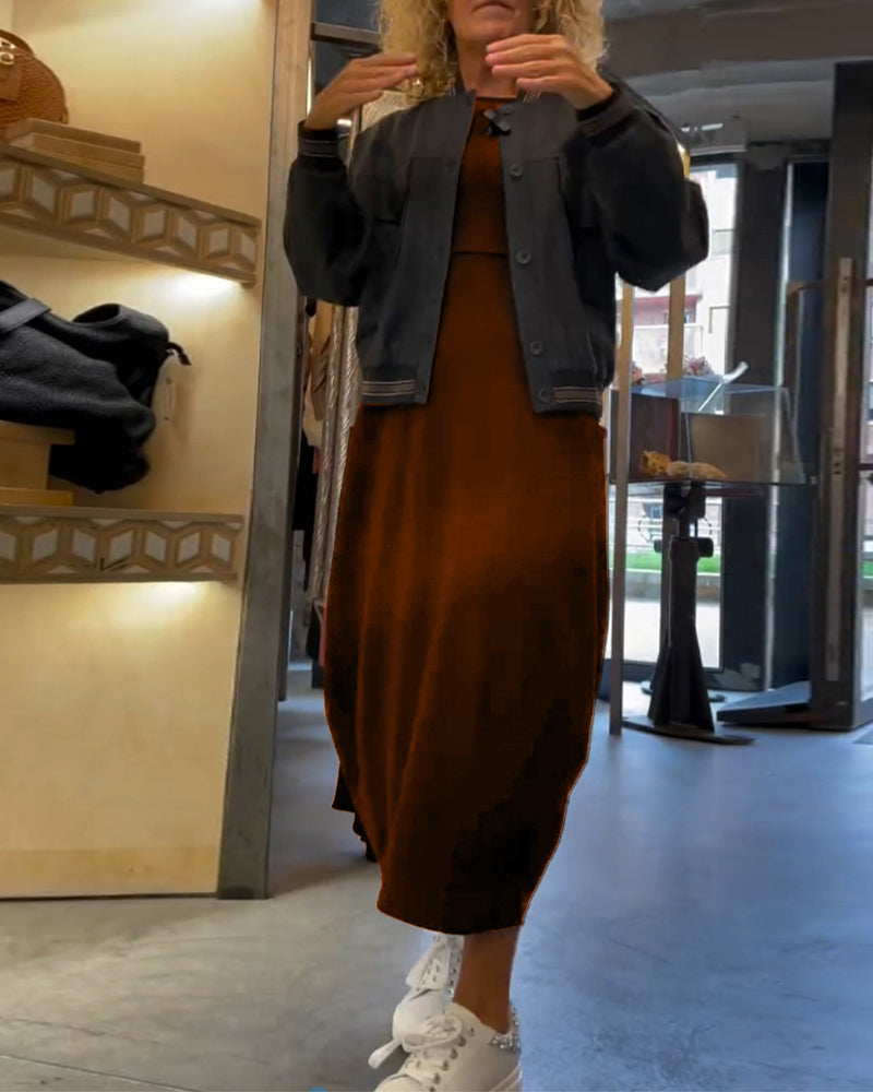 Einfarbiges Kleid mit Rundhalsausschnitt, langen Ärmeln und Tasche